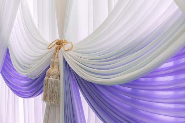 Luxe doux rideau blanc et violet et pompon
 - Photo, image