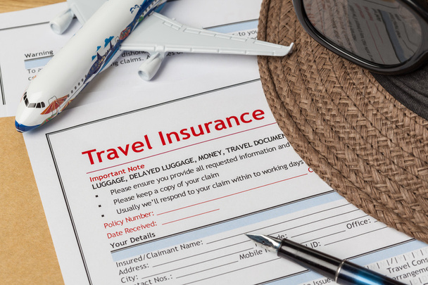 Заявка на страхование путешествий и шляпа с очками
 - Фото, изображение