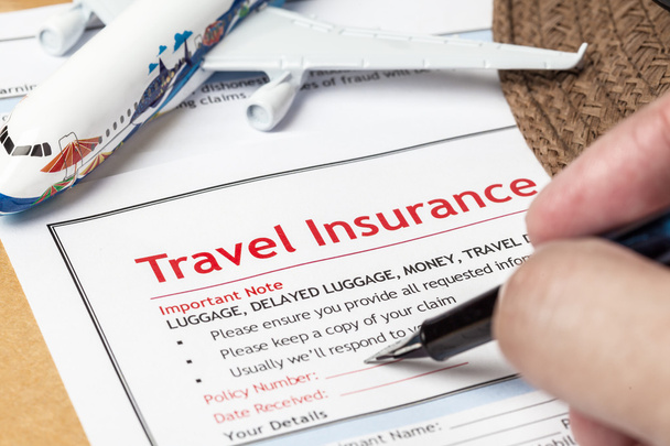 Antragsformular für die Reiseversicherung und Hut mit Brille und - Foto, Bild