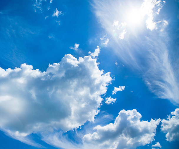 Cielo azul con nubes blancas - Foto, imagen