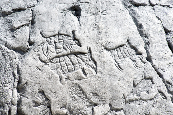 Primitives Kunstwerk auf einem Felsen - Foto, Bild