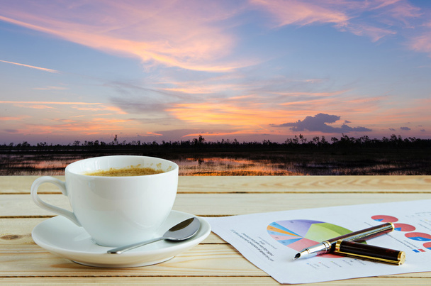 filiżanka kawy z wschód słońca na tle nieba - Zdjęcie, obraz