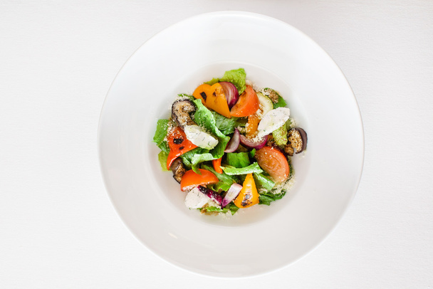 vegetable salad on plate - Fotoğraf, Görsel