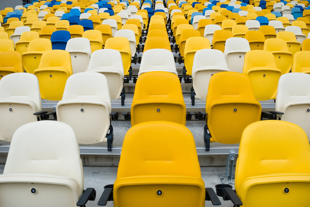 サッカーの試合前にキエフ、ウクライナ - 2012 年 10 月 4 日: 空の椅子 - 写真・画像