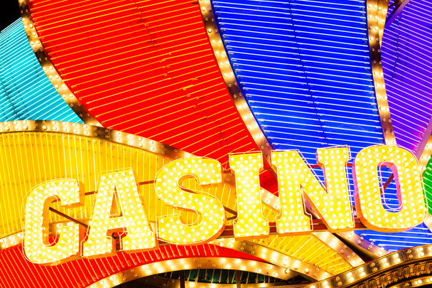Neon Casino Reklame leuchtet in der Nacht - Foto, Bild