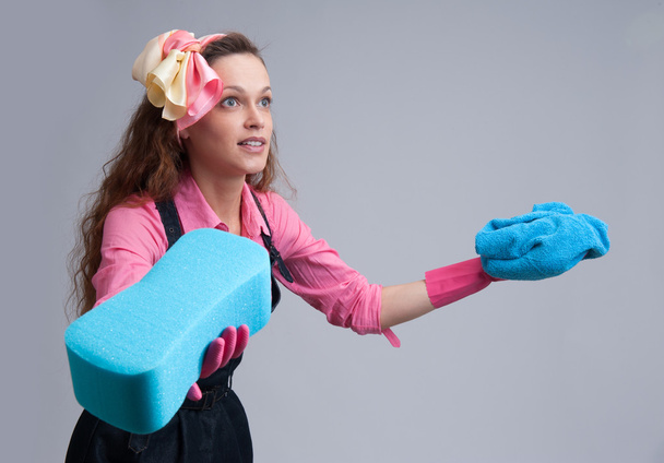 jeune femme au foyer avec éponge de nettoyage
 - Photo, image