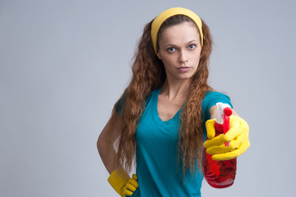 Femme pulvérisation avec un liquide de nettoyage
 - Photo, image