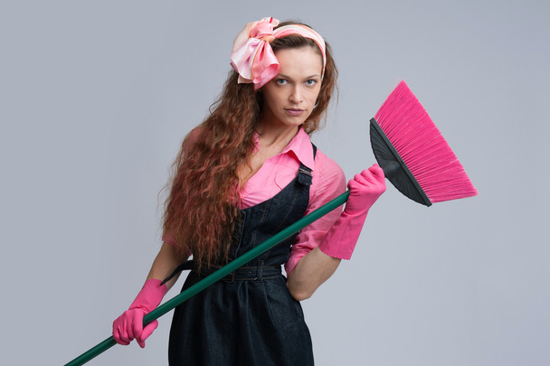 junge Hausfrau putzt - Foto, Bild