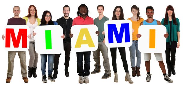 Grupo de jovens multi etnia segurando palavra Miami
 - Foto, Imagem