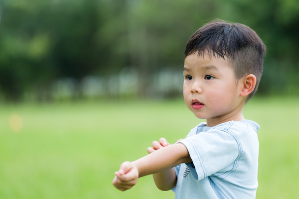 aranyos ázsiai kisfiú - Fotó, kép