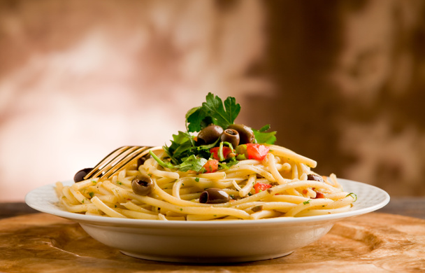 pasta met olijven en peterselie - Foto, afbeelding