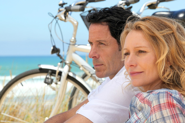 Couple with bicycles by the coast - Foto, immagini