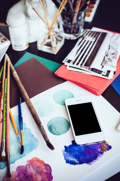 Smartphone su un tavolo nello studio dell'artista
 - Foto, immagini