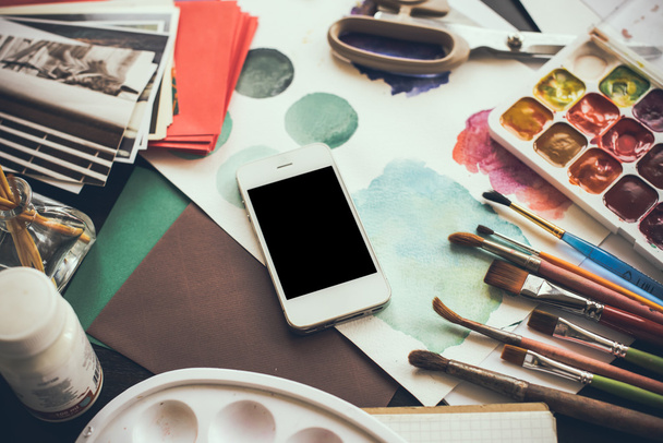 Smartphone on a table in the artist studio - Foto, Imagem