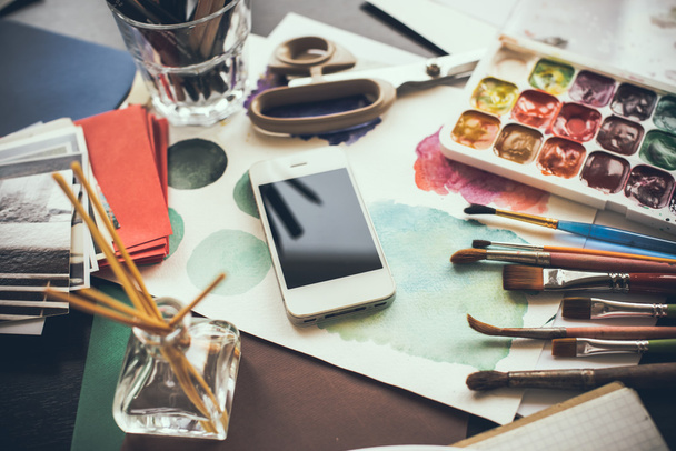Smartphone na stole w pracowni artysty - Zdjęcie, obraz