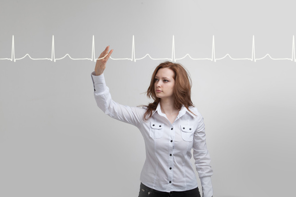 Doktor nő rajz cardiogram - Fotó, kép
