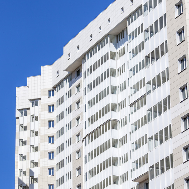 プーシキノ、ロシア、2015 年 8 月 11 日に。新しい集合住宅のファサードのフラグメント - 写真・画像