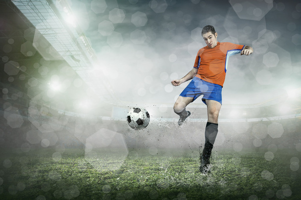 Joueur de football avec ballon en action
 - Photo, image