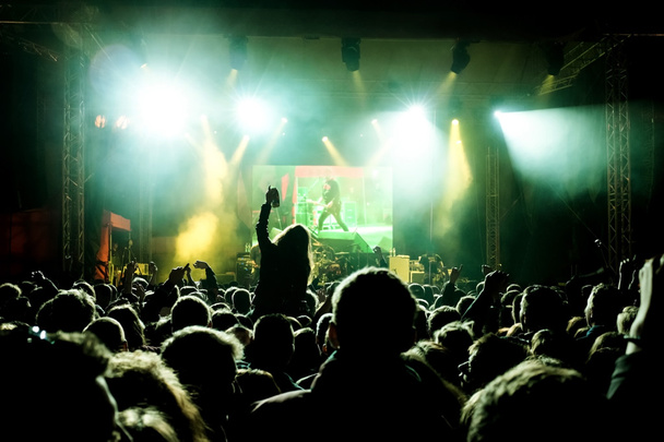 Rock konseri, mutlu insanların siluetleri el kaldırıyor. - Fotoğraf, Görsel