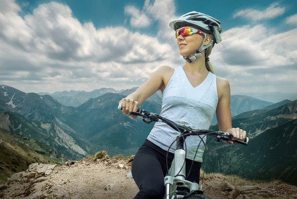 Frau mit Helm auf dem Fahrrad - Foto, Bild