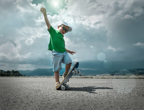 cute Child with skateboard - Foto, afbeelding