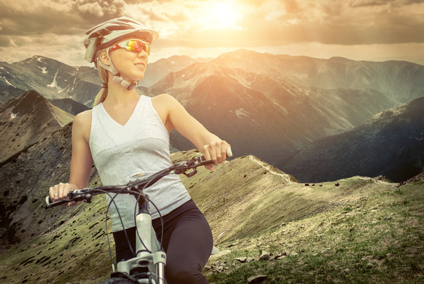 自転車のヘルメットの女性 - 写真・画像