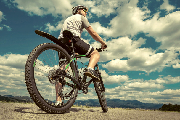 Mies polkupyörän ympäri vuoria
 - Valokuva, kuva