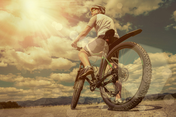 Hombre con bicicleta aroun montañas
 - Foto, imagen