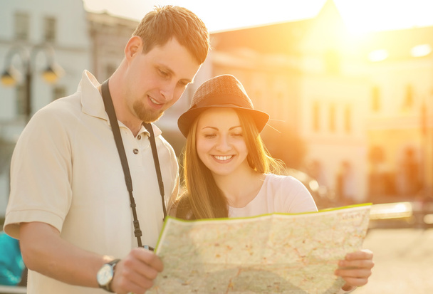 Touristenpaar schaut auf Landkarte - Foto, Bild