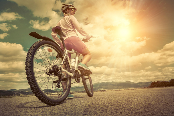 жінка в шоломі на велосипеді
 - Фото, зображення