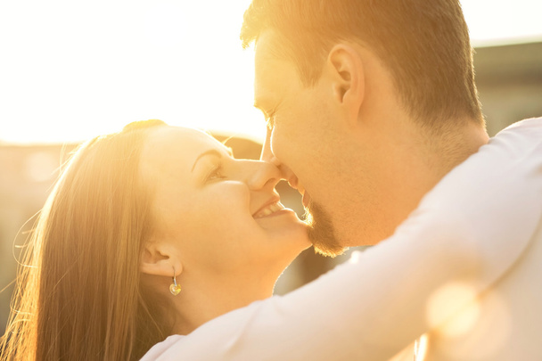Casal feliz sob a luz solar
 - Foto, Imagem