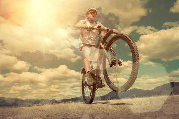 自転車 aroun 山男 - 写真・画像
