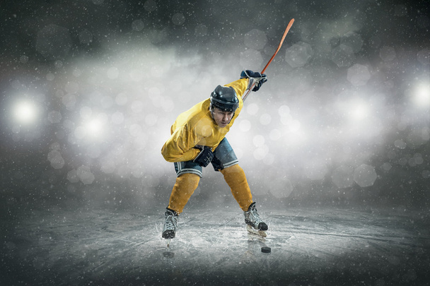 Ice hockey player on the ice - Photo, Image