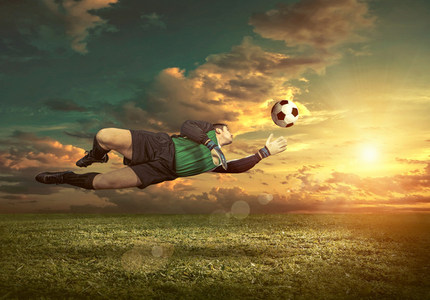 Футболист с мячом в действии
 - Фото, изображение