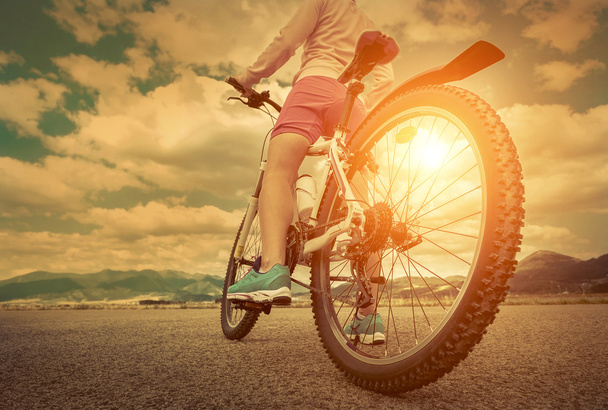 γυναίκα τη διαμονή στο ποδήλατο - Φωτογραφία, εικόνα