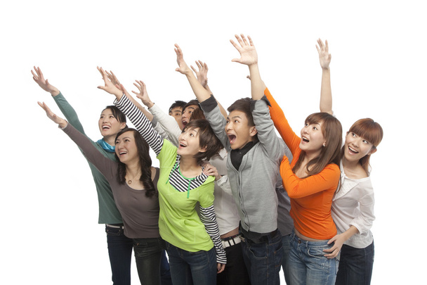 ομάδα νέων ανθρώπων που κοιτώντας ψηλά στον ενθουσιασμό - Φωτογραφία, εικόνα