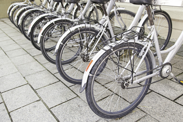 Bicicletas en el aparcamiento
 - Foto, imagen