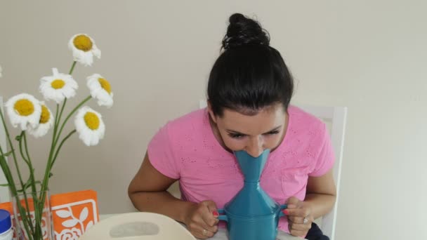 genç bir kadın soğuk algınlığı ve grip ile temel yağlar inhale - Video, Çekim
