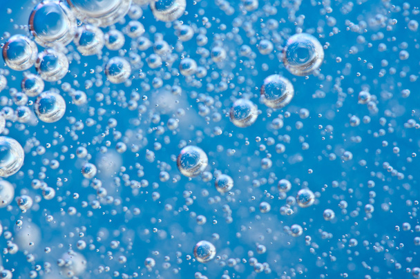 Macro Oxygen bubbles in blue clear water - Zdjęcie, obraz