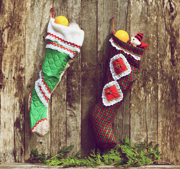 Vánoční punčochy zavěšené na dřevěné stěně obrazce. - Fotografie, Obrázek