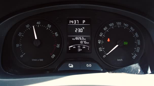 Painel de instrumentos do carro, mostrando rpm e aceleração de alta velocidade
 - Filmagem, Vídeo