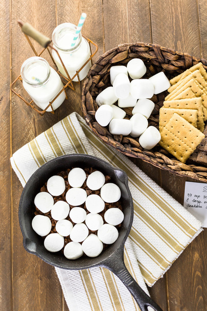 Smores DIP büyük marshmallow ile hazırlama - Fotoğraf, Görsel
