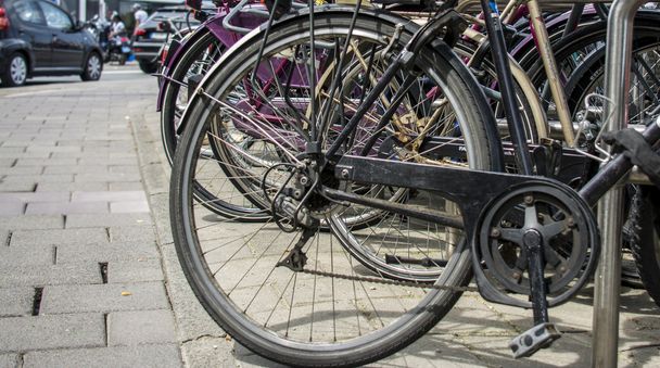 Řada kol zaparkované na ulici v Amsterdamu - Fotografie, Obrázek