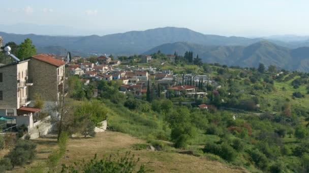 Beautiful view of mountain village in Troodos, Cyprus. Green landscape, summer - Záběry, video