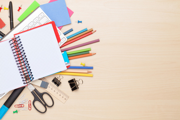 Blank notepad over school supplies - Foto, Bild