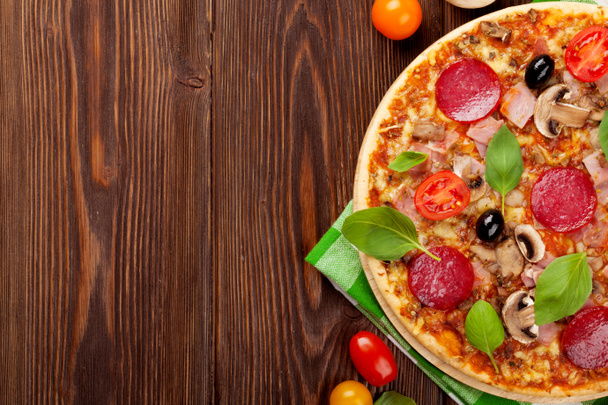 Italialainen pizza pepperonin kanssa
 - Valokuva, kuva