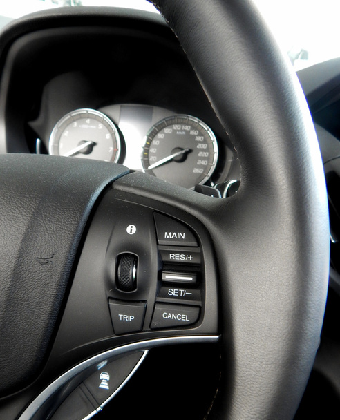 Interior del coche. Panel de control y mandos en el volante
 - Foto, imagen
