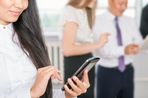 крупним планом зображення успішна азіатська бізнес-леді, використовуючи мобільний телефон
 - Фото, зображення