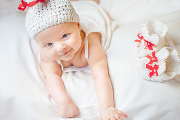 heureux bébé fille habillé en costume de lapin tricoté
 - Photo, image