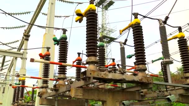 Γείωση συνδετήρα στο ηλεκτρικό μηχανισμό διανομής υψηλής τάσης - Πλάνα, βίντεο